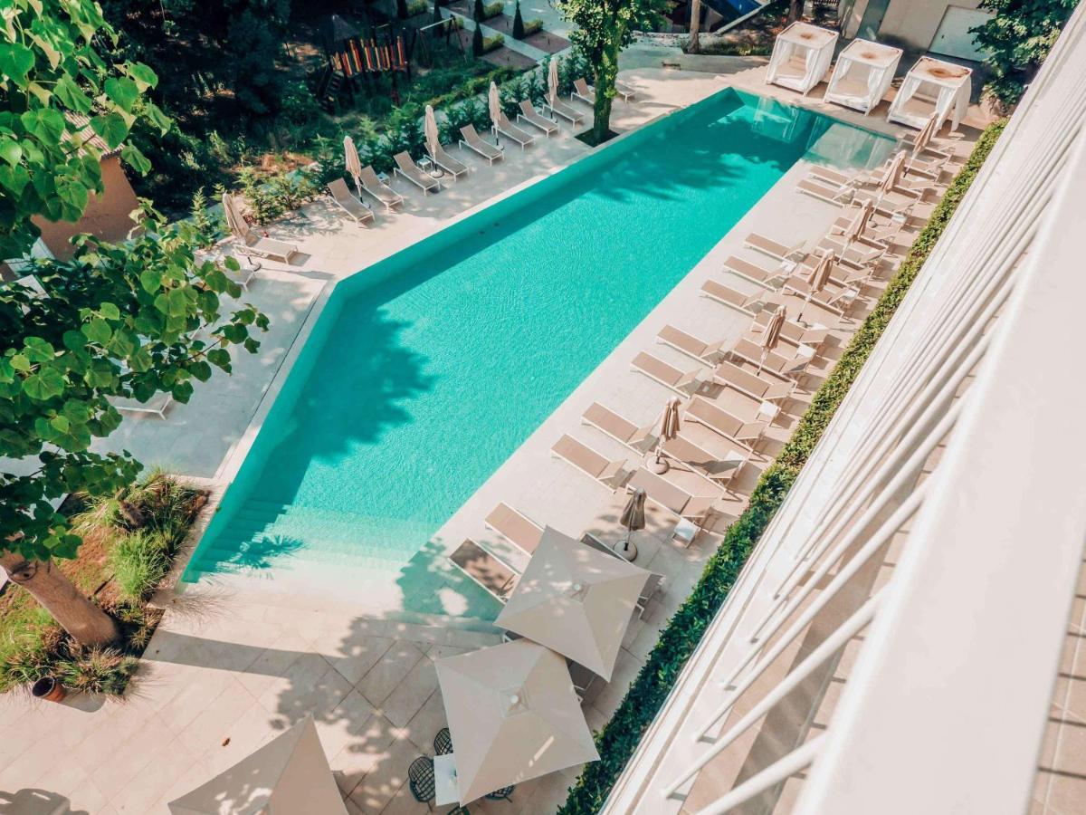 Ibis Styles Golden Sands Roomer Hotel Bagian luar foto