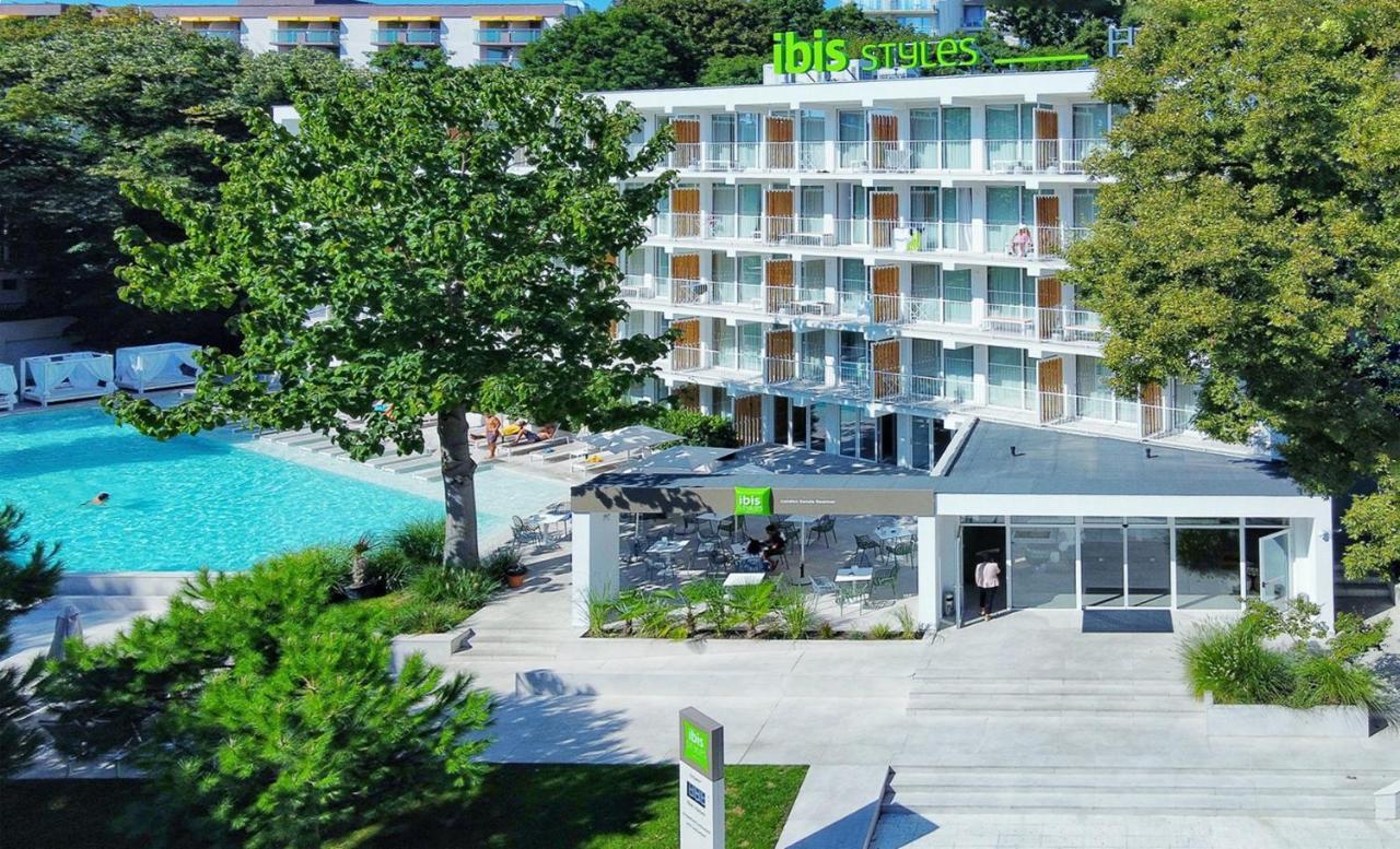 Ibis Styles Golden Sands Roomer Hotel Bagian luar foto